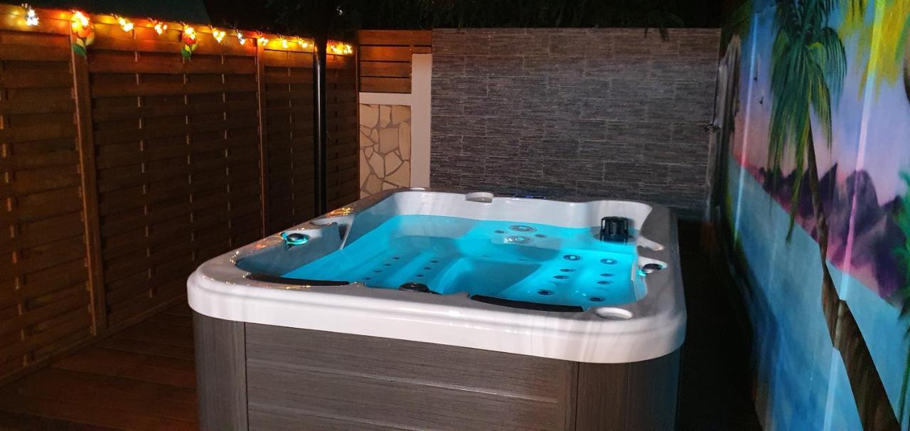 "Chez Claudia "Charmant Logement Avec Jacuzzi Privatif En Toute Intimite Sur Belle Terrasse Exterieure En Bois Et Piscine Courcelles Extérieur photo