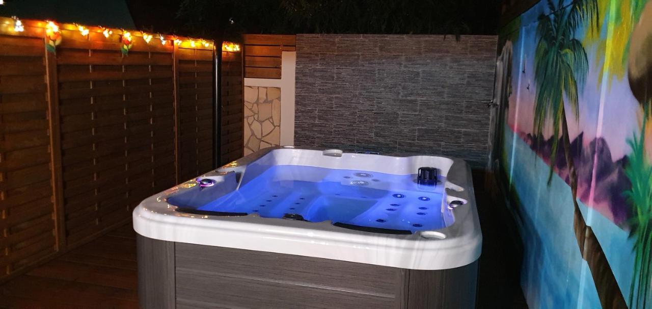 "Chez Claudia "Charmant Logement Avec Jacuzzi Privatif En Toute Intimite Sur Belle Terrasse Exterieure En Bois Et Piscine Courcelles Extérieur photo