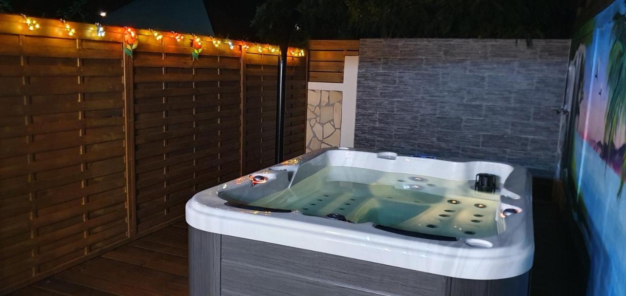 "Chez Claudia "Charmant Logement Avec Jacuzzi Privatif En Toute Intimite Sur Belle Terrasse Exterieure En Bois Et Piscine Courcelles Extérieur photo
