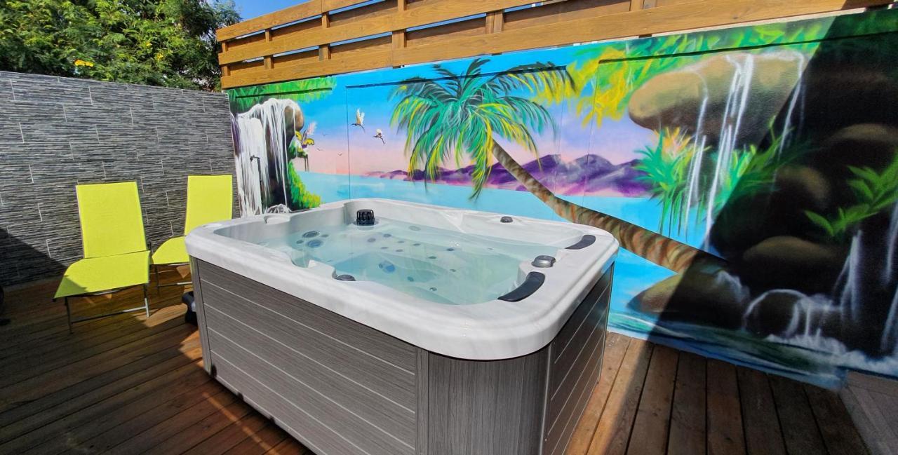 "Chez Claudia "Charmant Logement Avec Jacuzzi Privatif En Toute Intimite Sur Belle Terrasse Exterieure En Bois Et Piscine Courcelles Extérieur photo
