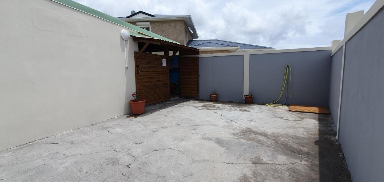 "Chez Claudia "Charmant Logement Avec Jacuzzi Privatif En Toute Intimite Sur Belle Terrasse Exterieure En Bois Et Piscine Courcelles Extérieur photo